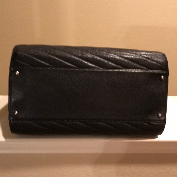 Authentic Chanel handbag brand new been carried 4 or 5 times. (Price drop) - Picture 6 of 9